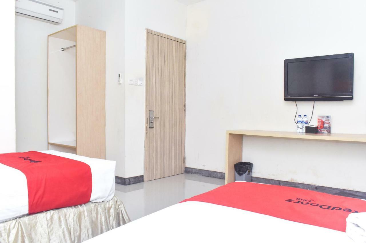 Reddoorz Plus Near Sultan Hasanuddin Airport Hotel Makassar Kültér fotó