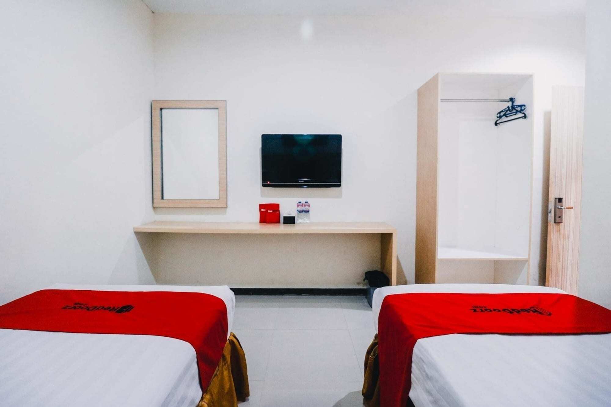 Reddoorz Plus Near Sultan Hasanuddin Airport Hotel Makassar Kültér fotó